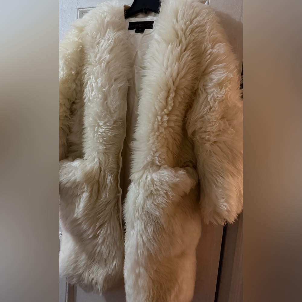 Authentic Louis Vuitton Runway Genuine Shearling Cream Coat size 36 - Picture 1 of 8